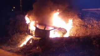 Silahla bir kişiyi yaralayıp kaçmak isteyenlerin aracı kazada alev alev yandı