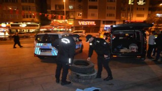 Sinir krizi geçiren vatandaşın meydanda lastik yakma girişimini çevik kuvvet önledi