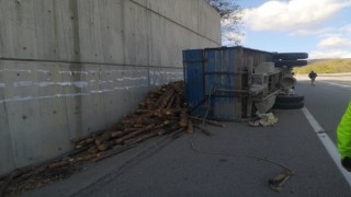 Sinopta otomobil ile odun yüklü traktör çarpıştı: 5 yaralı