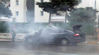 Sinopta seyir halindeki otomobilden dumanlar yükseldi