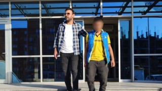 Sırtlandığı kapıyla polise yakalandı