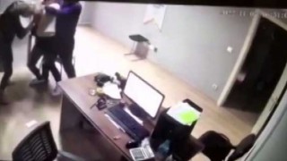 Site yöneticisi ile kiracı arasında saç saça baş başa kavga çıktı