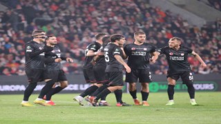 Sivasspor lider olarak son 16ya yükseldi