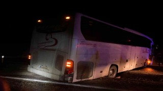 Sivasta yolcu otobüsü kayarak yoldan çıktı: 1 yaralı