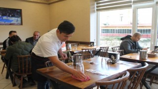 Soğuk havada Çoruhun serin sularına girerek ağaç parçalarını topladı