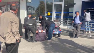 Sokak ortasında nöbet geçiren yaşlı adamın yardımına vatandaşlar koştu
