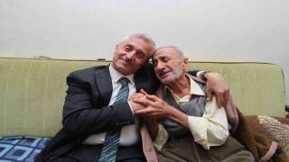 Sosyal medyadan davet aldı, evinde ziyaret etti