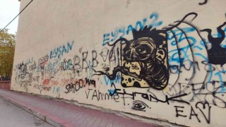 Sprey boyayla yazılan duvar yazıları görüntü kirliliği oluşturuyor