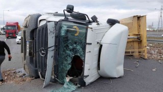 Sultangazi Kuzey Marmara Otoyolunda hafriyat kamyonu yan yattı: 1 yaralı