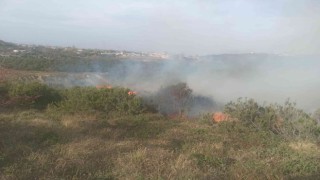 Sultangazide çalılık alanda korkutan yangın