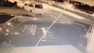 Sultangazide polis aracı yolun karşısına geçmeye çalışan genç kıza çarptı