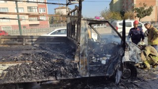 Sultangazide seyir halindeki kamyonet küle döndü