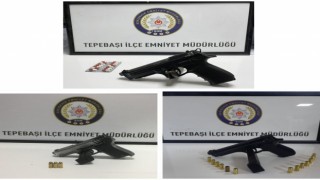 Şüpheli 3 şahsın üzerinden tabanca, mermi ve uyuşturucu hap ele geçirildi