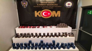 Şüpheli şahısların adreslerinde 450 adet cinsel içerikli ürün bulundu