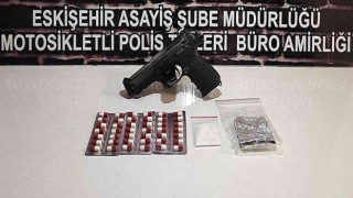 Şüpheli şahısların üzerinden silah, mermi ve uyuşturucu madde ele geçirildi