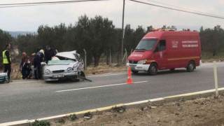 Takla atan otomobilde sıkışan 2 kişiyi itfaiye kurtardı