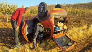 Takla atan otomobilden burnu bile kanamadan kurtuldu