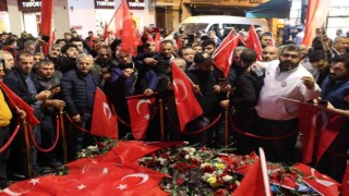 Taksiciler İstiklal Caddesinde bombalı saldırıyı kınamak için karanfil bıraktı