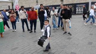 Taksimde minik davulcuya yoğun ilgi