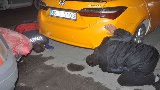 Taksinin alt bölümünde mahsur kalan kedi sıcak bir yuvaya kavuştu
