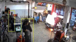 Tamir edilen otomobil bir anda alev aldı