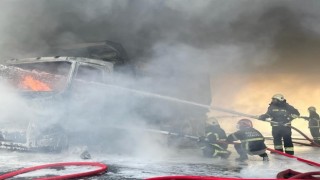 Tamire giden kamyon D-100de alev alev yandı