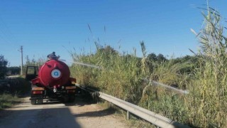 Tanker yangınına giden itfaiyeciler yanmakta olan kamışları söndürdü