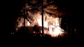 Tarihi köy evi alev alev yandı