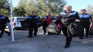 Tarım işçisi ailelerin çocuklarının yüzünü polis güldürdü