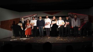 Tarsus Belediyesi Şehir Tiyatrosu, çirkin oyununun prömiyerini gerçekleştirdi