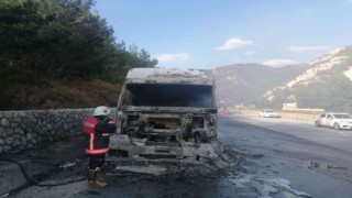 Tarsusta yanan tır kullanılmaz hale geldi