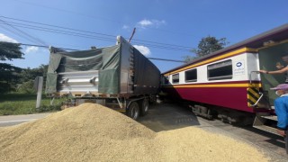 Taylandda yolcu treni kamyonu biçti