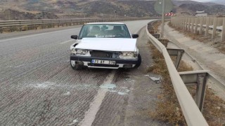 Tekeri kopan otomobil bariyere çarptı: 3 yaralı