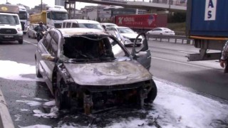 TEMde otomobil alev aldı, içindekiler son anda kurtuldu