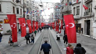 Terör saldırısından günler sonra bin 200 adet Türk bayrağıyla donatılan İstiklal Caddesi havadan görüntülendi