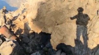 Teröristlerin mağaradan çıkarak teslim oldukları anlar görüntülendi