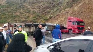 Tır devrildi, Mersin-Antalya yolu 3 saat ulaşıma kapandı