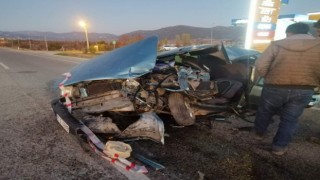 Tomruk yüklü kamyon otomobille çarpışt; 2 yaralı