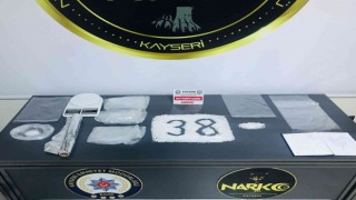 Torbacılar uyuşturucuyu satamadan enselendi