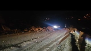 Trabzon-Gümüşhane karayoluna düşen taş ve kayalar ulaşımı aksattı