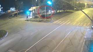 Trafik ışıklarındaki tır kazası KGYS kamerasınca kaydedildi