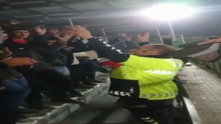 Trafik polisi, amatör maçtaki tartışmayı amigoluk yaparak sonlandırdı