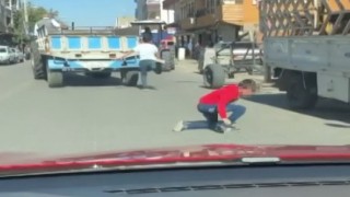 Traktör römorkuna asılan çocuk ölümden döndü