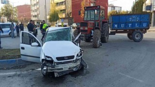 Traktörle otomobil çarpıştı: 2 yaralı
