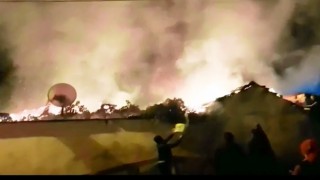 Turgutluda ev yangını, komşuları kovalarla su taşıdı