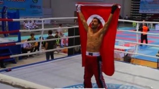 Türk Bayrağını sırtlayarak Avrupa Şampiyonluğunu kutladı