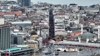 Türk bayraklarıyla donatılan İstiklal Caddesi dron ile görüntülendi