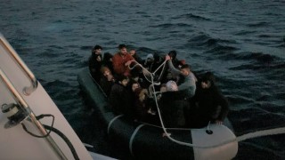 Türk kara sularına geri itilen 22 kaçak göçmeni Sahil Güvenlik kurtardı