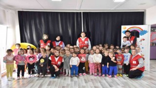Türk Kızılayı gönüllüleri minik öğrencileri ziyaret etti