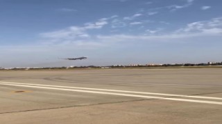 Uçak kuş sürüsüne çarpmamak için pisti pas geçti